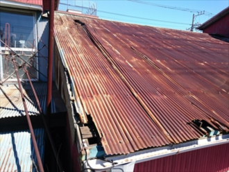 ボロボロになり雨漏りが発生している屋根